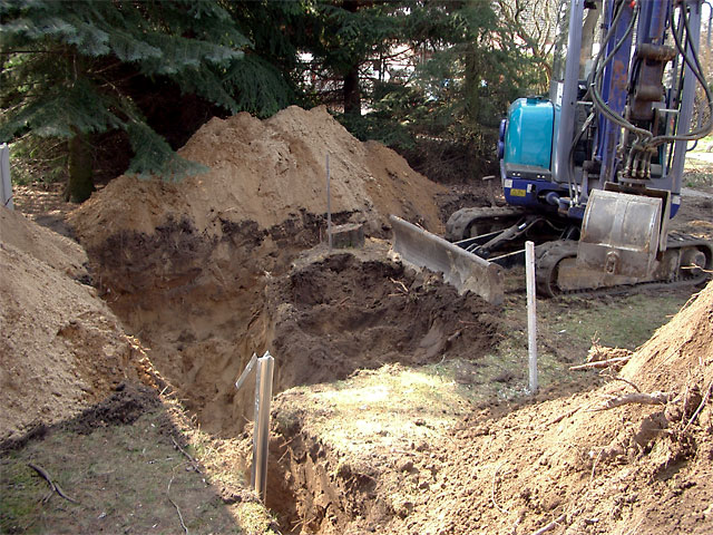 Anlegen der Baugrube für den Tank