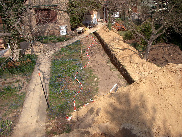 Graben für die Schutzwasserleitung