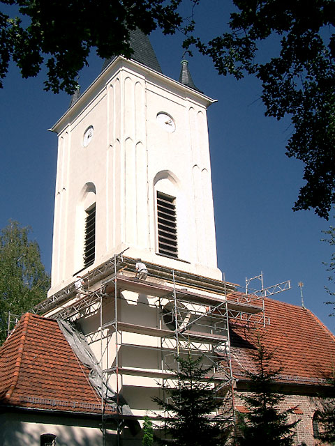 Eingerüsteter Kirchturm
