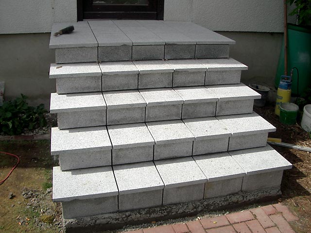 Stufen und Podest der Treppe fertig belegt